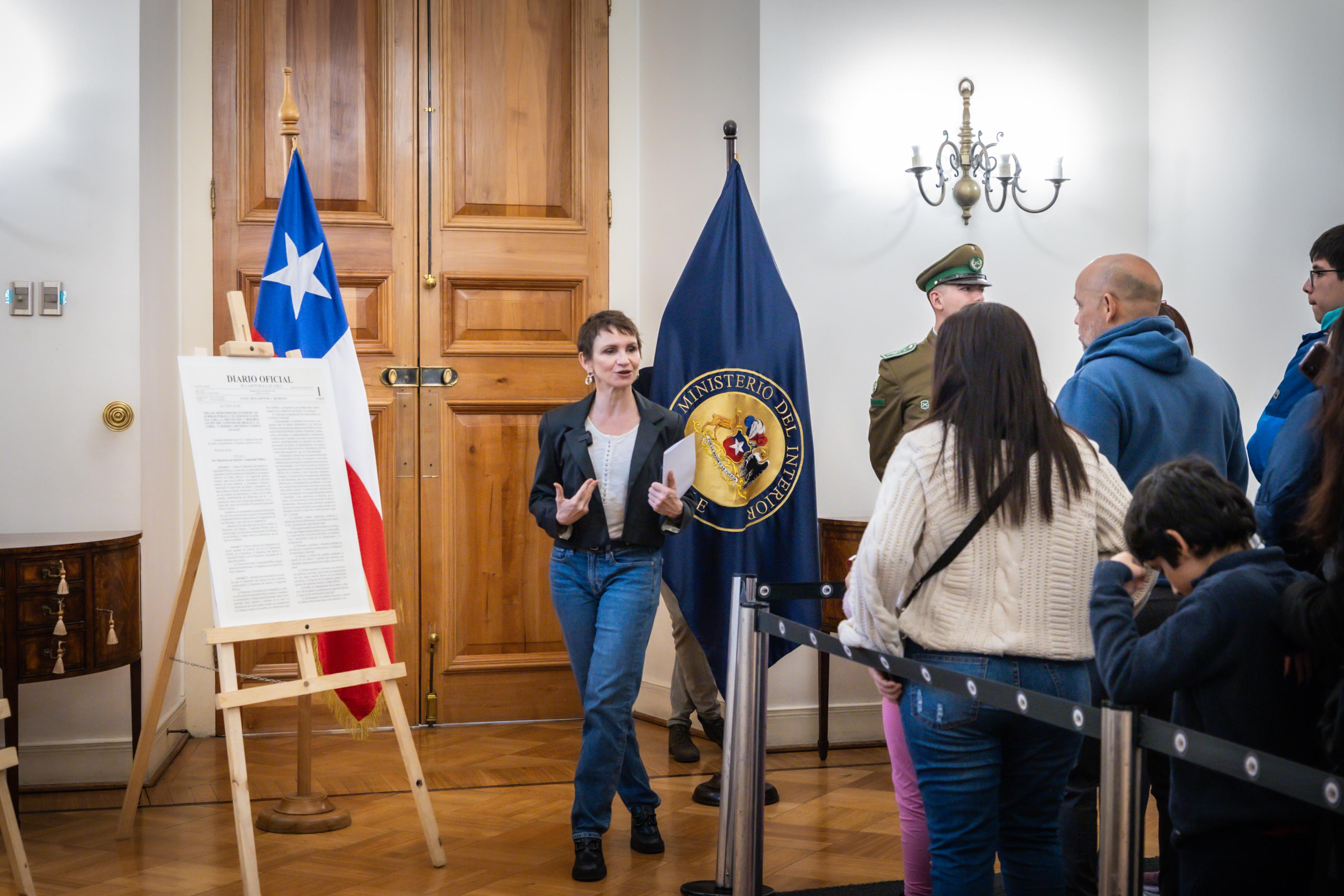 La ministra del Interior, Carolina Tohá, fue una de las guías de los visitantes de La Moneda en el Día de los Patrimonios.