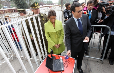 Ministro Hinzpeter visitó Estadio Nacional e inspeccionó funcionamiento de nuevo sistema para ingreso de hinchas empadronados