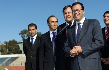 Ministro Rodrigo Hinzpeter anunció remodelación de estadio de Playa Ancha