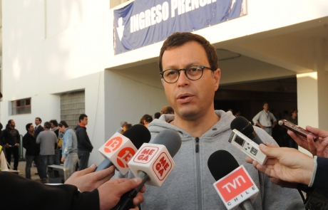 Ministro Hinzpeter destacó medidas implementadas en el superclásico U. de Chile v/s Colo Colo