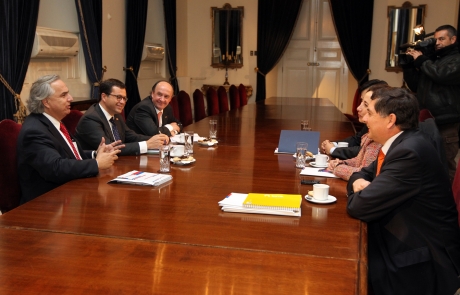 Ministros Hinzpeter, Larroulet y Chadwick sostuvieron encuentro con parlamentarios del PRI