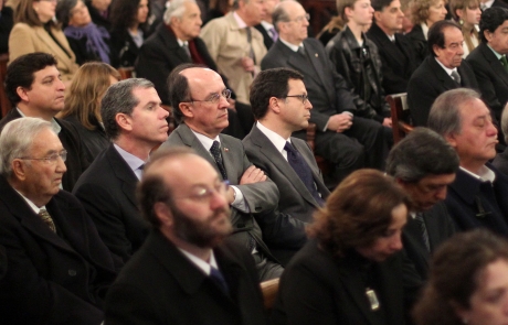 Ministro Rodrigo Hinzpeter asiste a misa fúnebre de Gabriel Valdés