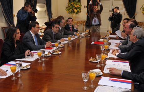 Gobierno se reúne con experto chileno – estadounidense Arturo Valenzuela en torno a reformas políticas