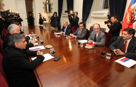 Ministros Hinzpeter, Larroulet y Chadwick sostienen encuentro con dirigentes del PC