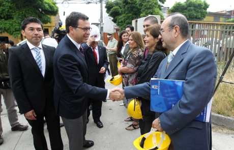 Ministro del Interior y Seguridad Pública se reunió con damnificados por el colapso de edificios de Concepción tras el terremoto del año pasado