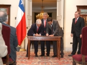 Ministro Hinzpeter firma acuerdo con ASEMUCH para mejorar remuneraciones de funcionarios municipales