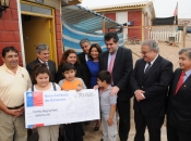 Subsecretario del Interior visitó a familia del Cerro La Cruz para entregarle Bono Solidario de Alimentos