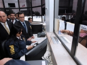 Ministro Rodrigo Hinzpeter encabeza traslado de reos peruanos indultados desde cárcel de Arica