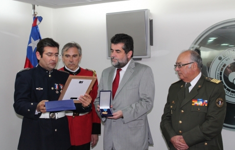 Subsecretario Ubilla recibe condecoración de Bomberos y anuncia aumento de presupuesto para la institución