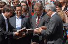 Ministro del Interior y subsecretario reciben bitácora bicentenario de manos del presidente de la República